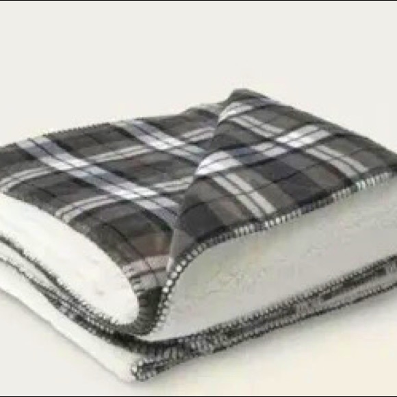 VS PINK PLAID SHERPA BLANKET 60” x 72” NEW - Picture 1 of 2